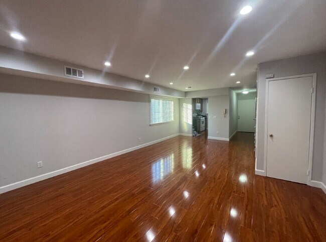 Building Photo - 525 E Verdugo Ave