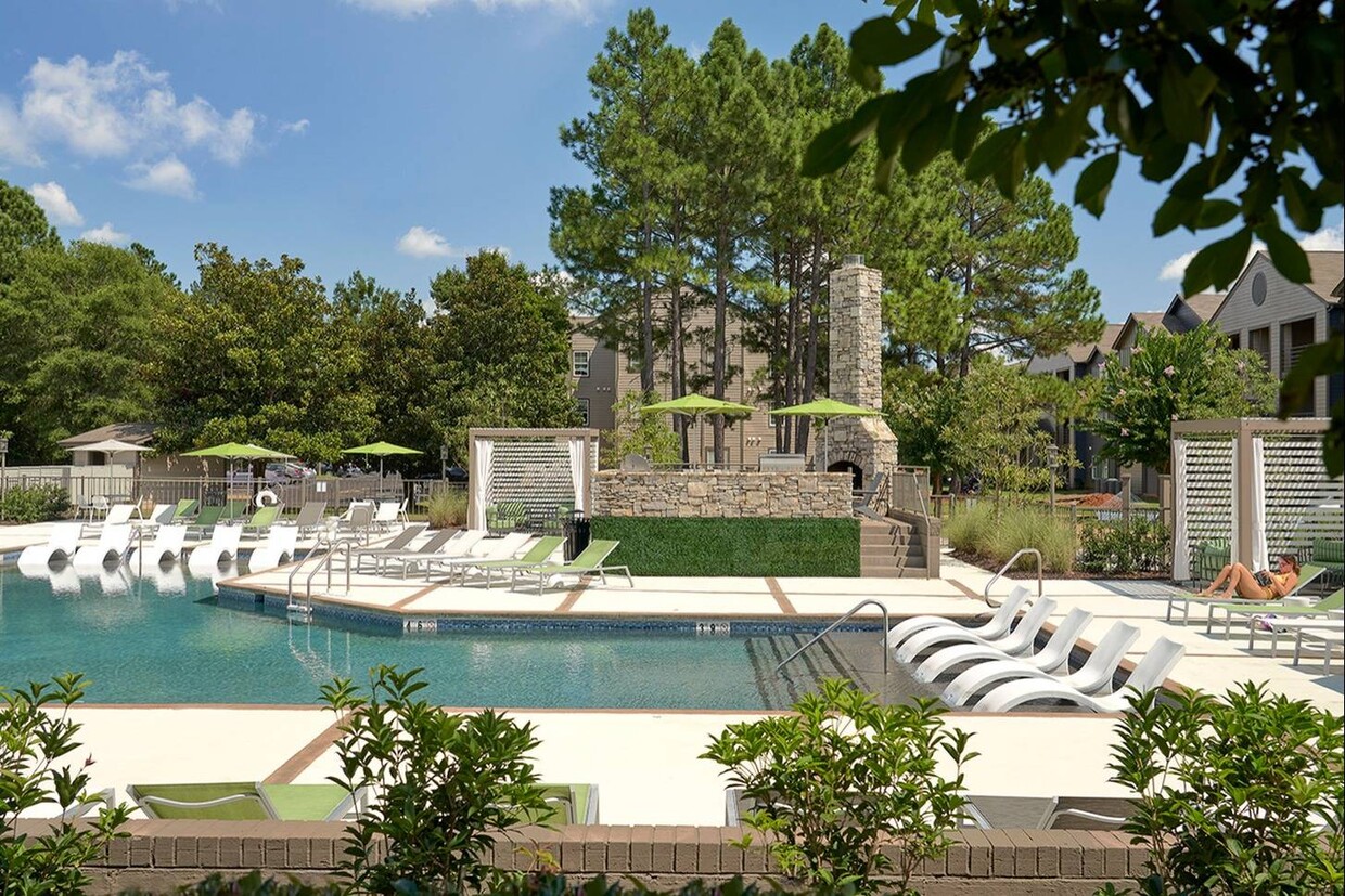 Relájese en la piscina estilo resort con cabañas privadas y mejore su experiencia de vida fuera del campus en The Preserve at Tuscaloosa. - The Preserve at Tuscaloosa