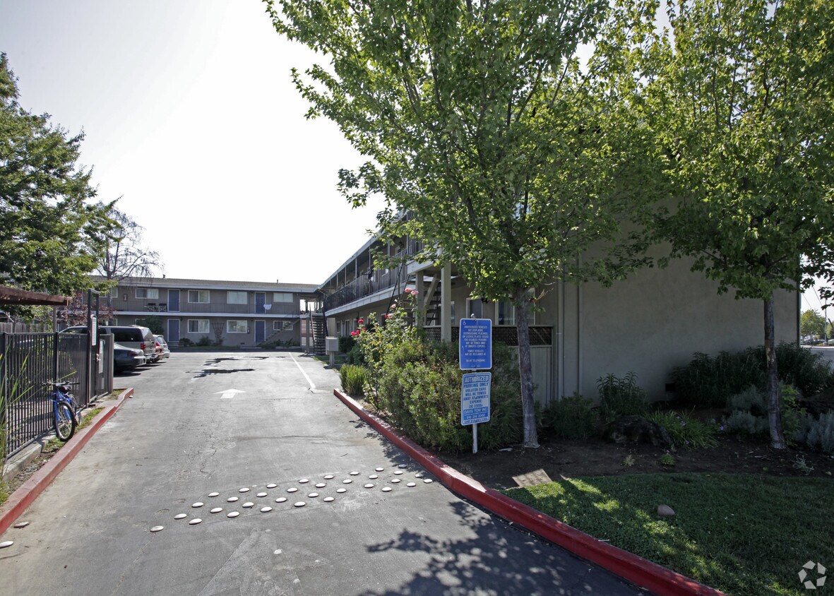 College Oaks Apartments Sacramento, CA