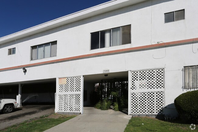 Building Photo - 3205 W 60th St