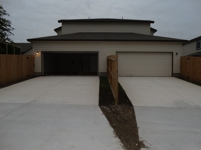 Foto del edificio - 5826 Grandwood Dr