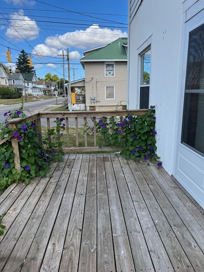 Building Photo - Large Four Bedroom Home