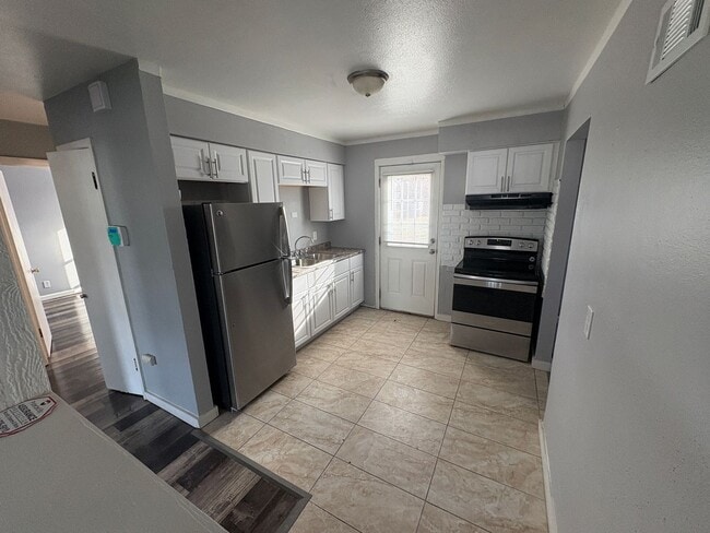 Building Photo - Cozy, energy efficient 2 bedroom home