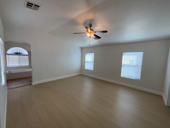 Building Photo - BEAUTIFUL HOME IN THE NORTHWEST