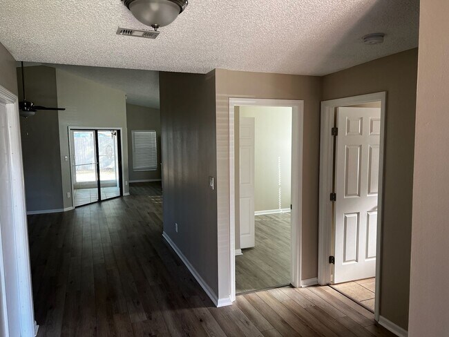 Building Photo - Beautiful 3 bedroom 2 bath home.
