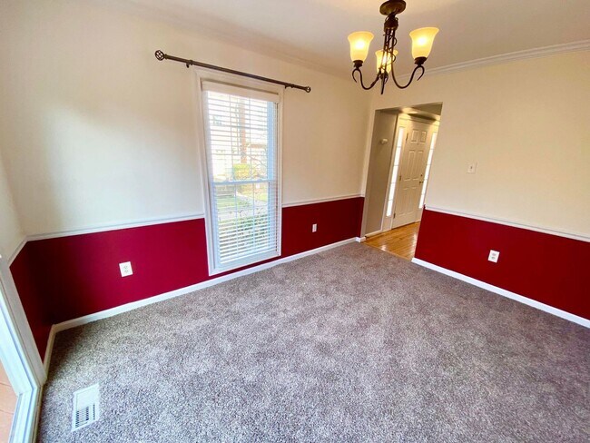 Building Photo - Stunning Three-Bed/3.5 Bath End-of-Group T...