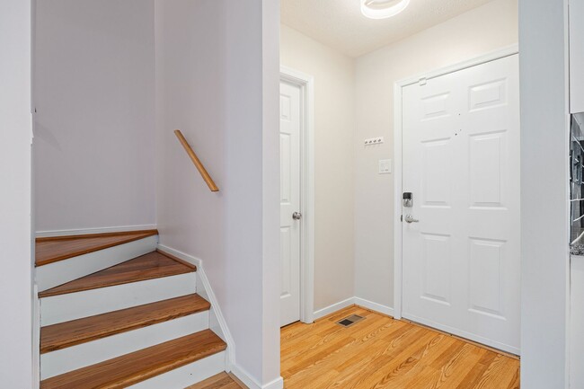 Building Photo - Charming 2 Bedroom/1 Bath Townhome in Henrico ***Available Early September***