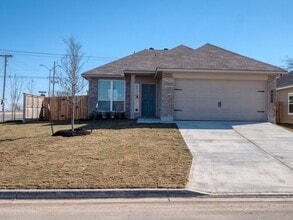 Building Photo - 631 Fallbrook Dr