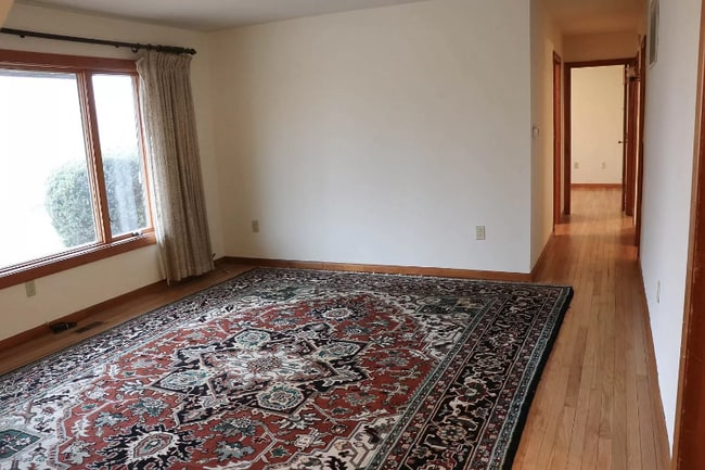 Building Photo - 425 N Hillsdale Dr