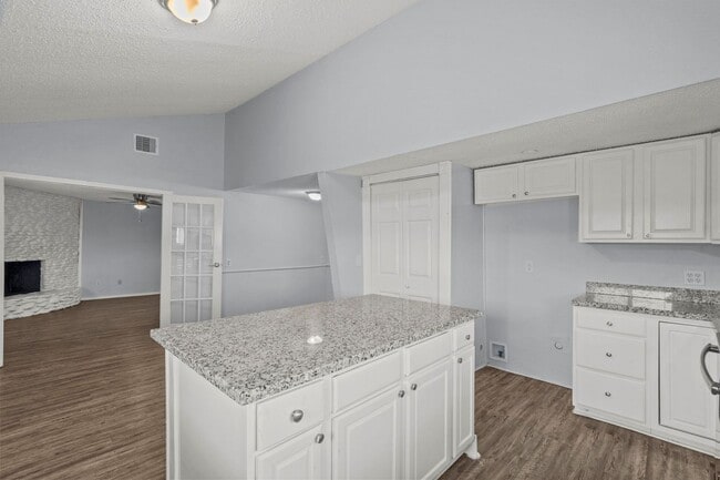 Building Photo - Charming 4-Bedroom, 2-Bath Home in Lamarque, TX