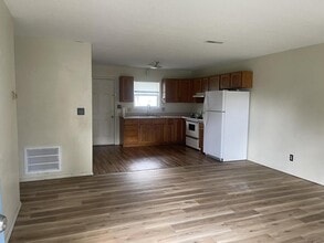 Building Photo - 1005 N Whitman Dr
