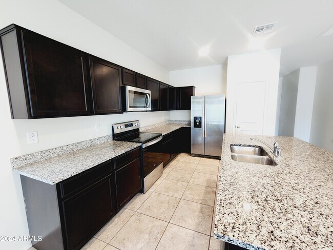 Foto del edificio - 1753 W Cameron Blvd