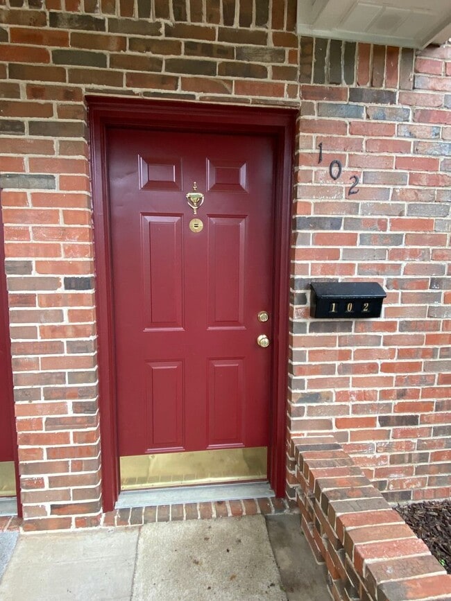 Building Photo - Quiet 2 bedroom townhome close to Downtown Denton Square