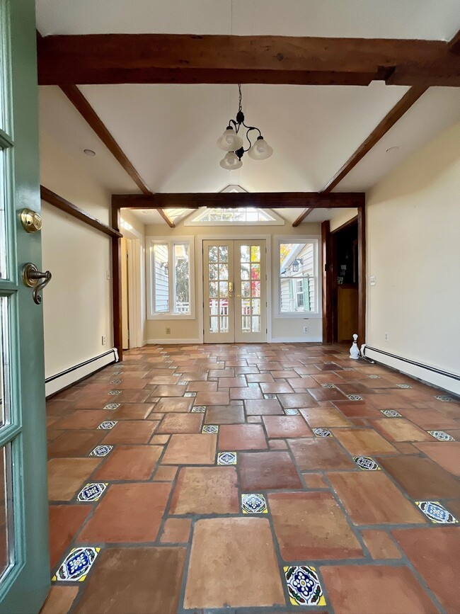 Building Photo - 289 White Bridge Rd