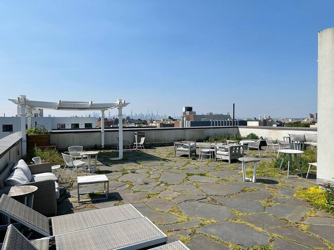 Foto del edificio - Furnished room/NOT APARTMENT