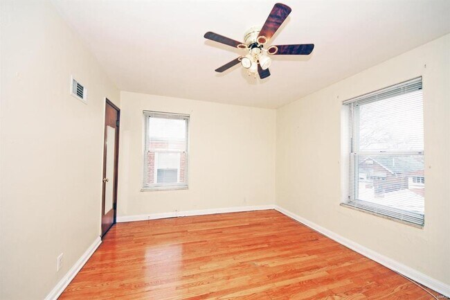 Foto del edificio - 6933 Chippewa St