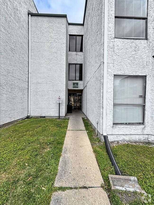 Building Photo - 2830 S Bartell Dr