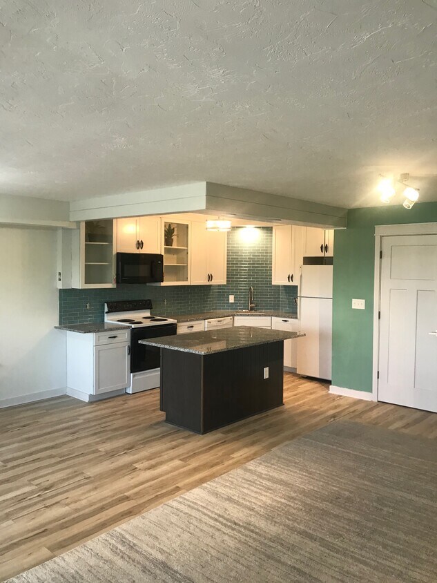 Foto principal - 12550 Lake Ave