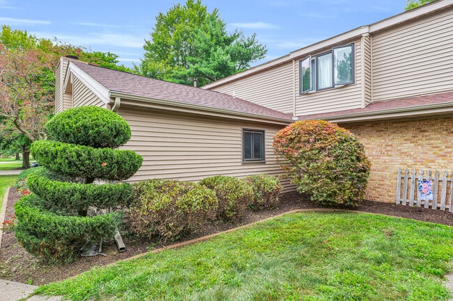 Building Photo - 1604 Lyndhurst Dr