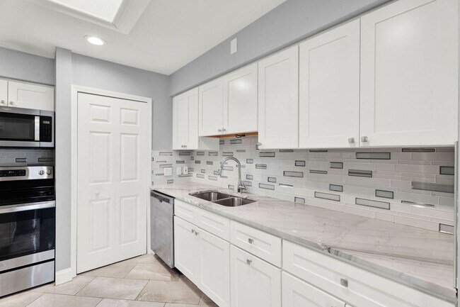 Building Photo - 2BD-2BTH HOME | NEWLY RENOVATED | BLOOMFIELD HILLS, MI
