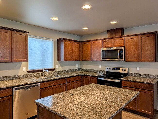 Foto del edificio - 3-Bed, 2.5-Bath Townhome w/ 2-Car Garage
