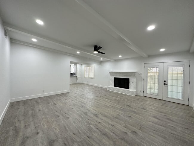 Building Photo - 2814 W Dengar Ave