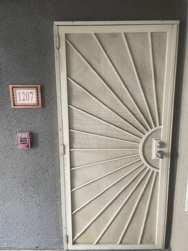Foto del edificio - GREAT DOWNSTAIRS UNITIN GATED COMMUNITY LO...
