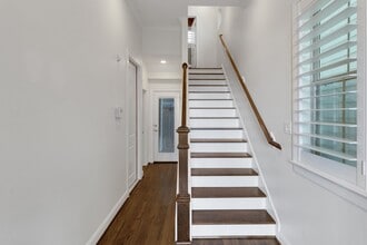 Building Photo - 1030 W 26th St