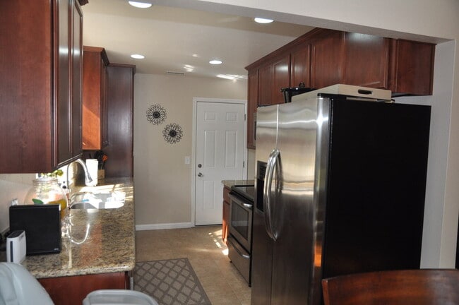 Building Photo - Adorable 3 Bedroom 2 Bath