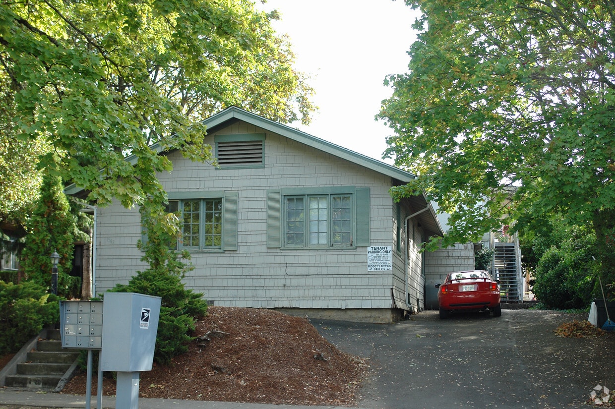 Kincaid Quads Apartments in Eugene, OR