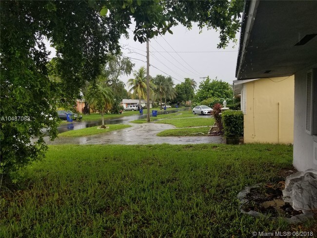Building Photo - 2340 Oleander Dr