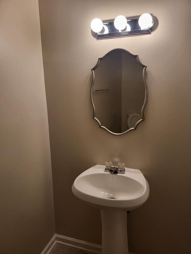 Foto del edificio - 4 bedroom Townhouse in Monroe