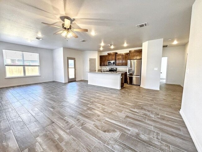Building Photo - 722 Freedom Cir