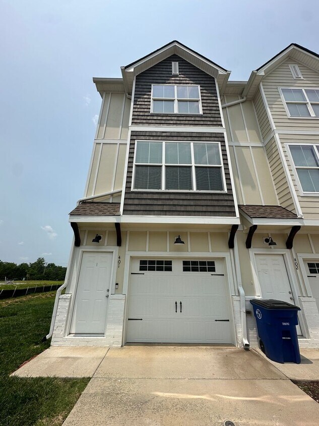 Primary Photo - Beautiful 2 Bedroom 2.5 Bathroom Townhome ...