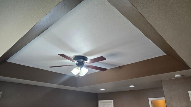 Building Photo - Stunning 5-Bedroom Home in a Highly Sought-After Neighborhood