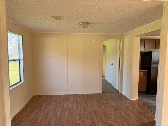 Foto del edificio - 835 Milford Rd