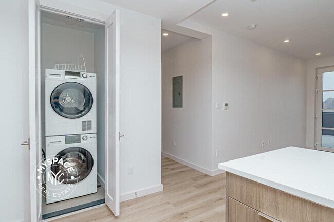 Building Photo - 251 Front St