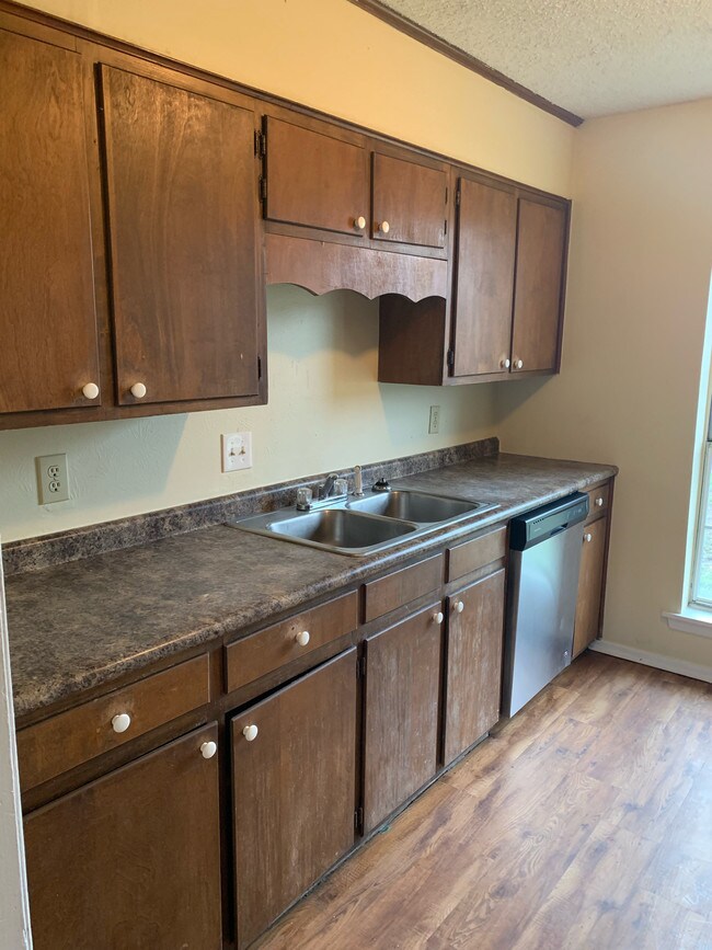 Building Photo - 64 Colonial Dr