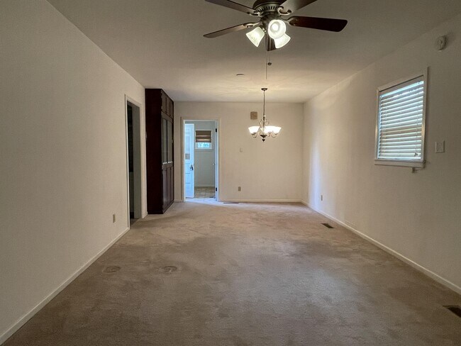 Building Photo - 3713 Noble Dr