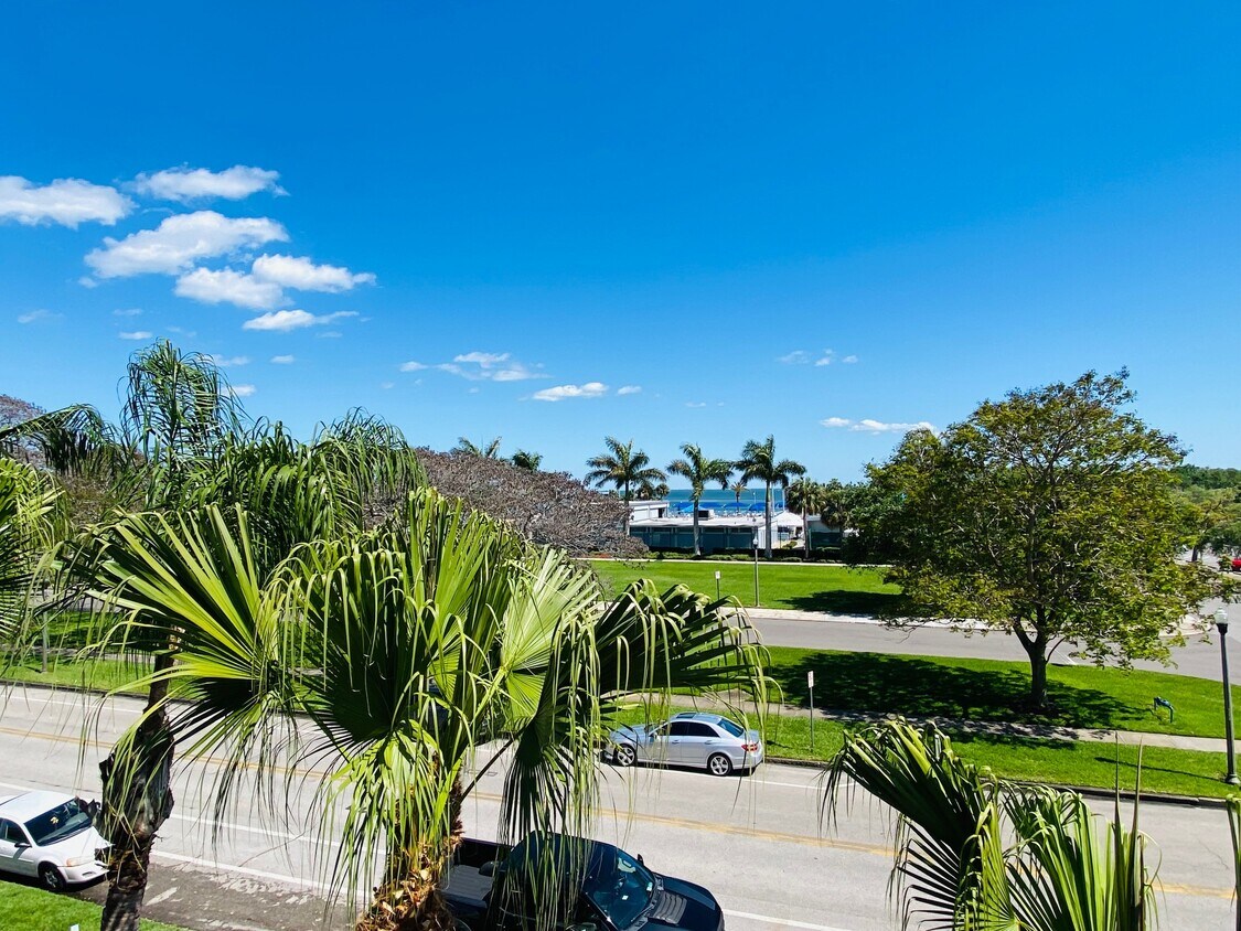 Foto principal - 918 N Shore Dr NE