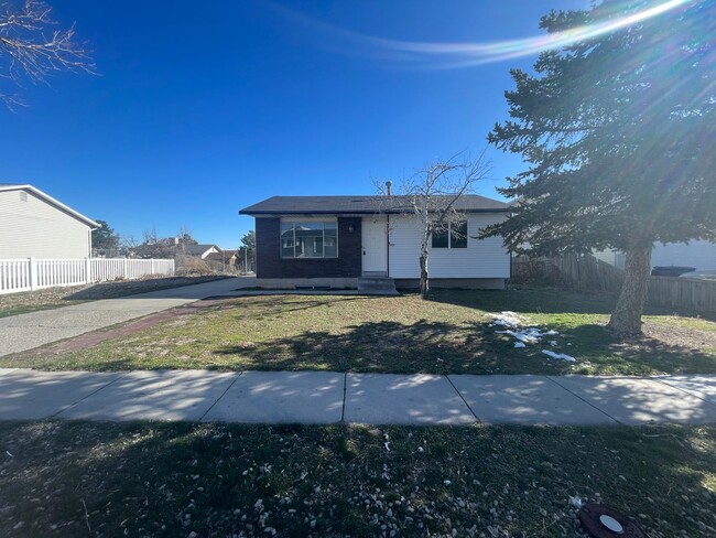 Building Photo - 5 Bed, 2 Bath Home in Kearns!