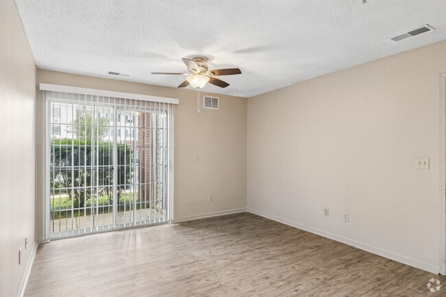2BR, 2BA - 700SF - Living Room - BayOak