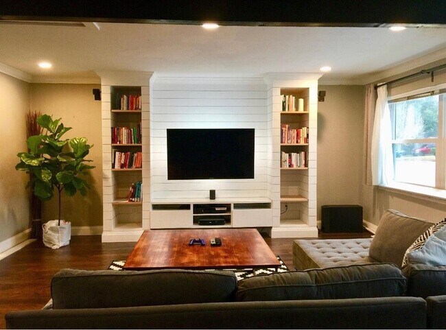 Building Photo - 8540 Graywood Dr