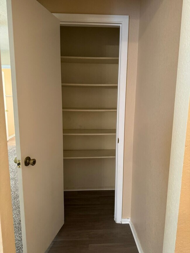 Foto del edificio - New Flooring and Paint