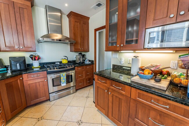 Building Photo - 1258 Lombard St