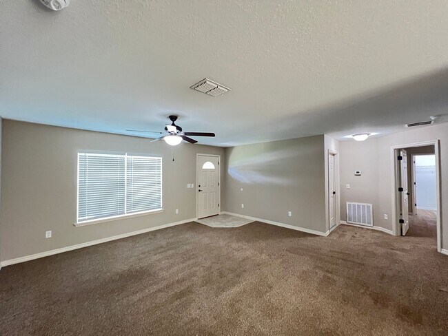 Building Photo - $500 OFF A MONTHS OF RENT 3 BD/2BA Home in Beautiful Ocala!!!