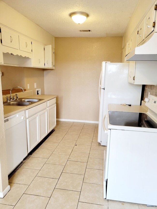 Building Photo - 3007 Lake Rd