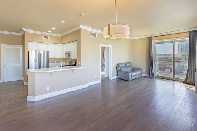 Building Photo - Gaslamp City Square Condo  2 bed 2 bath, top floor, corner unit VIEWS