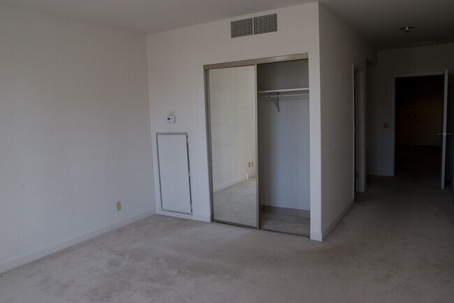 Building Photo - 1100 Vine St