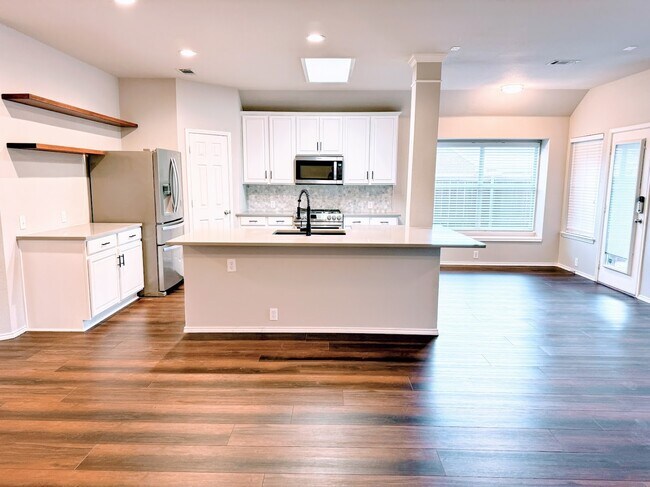 Building Photo - 2501 Nueces Cove